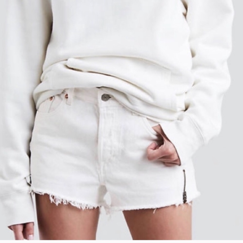501 Levi’s white shorts
